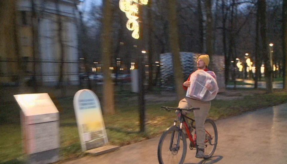 Велопутешественник из Магадана с аккордеоном в руках проехал по рязанским улицам