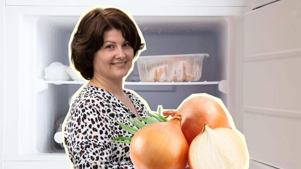 Этот бабушкин трюк с луком работает безотказно: вот зачем его класть в морозилку