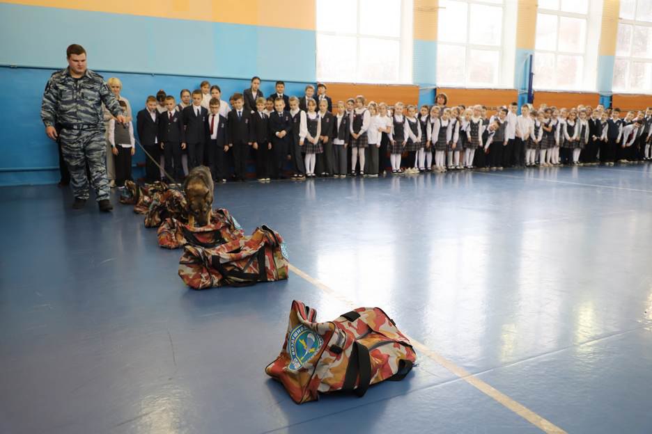 Полицейские провели в школе №44 города Рязани акцию «Рязань – наш безопасный дом» Полицейские провели в школе №44 города Рязани акцию «Рязань – наш безопасный дом»