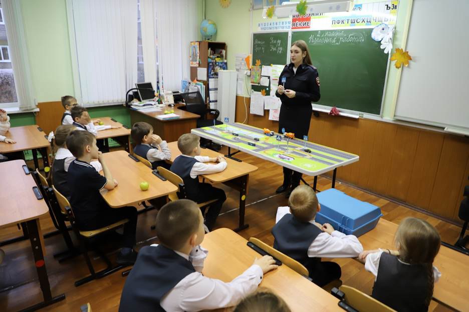 Полицейские провели в школе №44 города Рязани акцию «Рязань – наш безопасный дом» Полицейские провели в школе №44 города Рязани акцию «Рязань – наш безопасный дом»