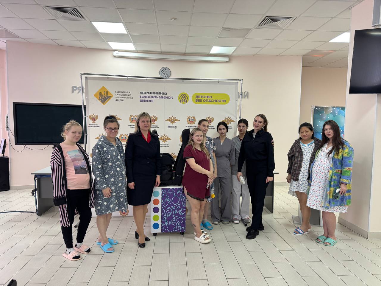 Традиционно к Дню матери сотрудники Госавтоинспекции г. Рязани встретились с будущими родителями в областном перинатальном центре Традиционно к Дню матери сотрудники Госавтоинспекции г. Рязани встретились с будущими родителями в областном перинатальном центре