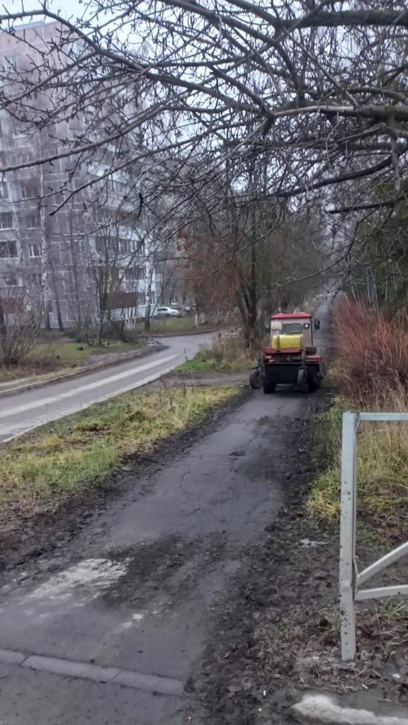 Днем в областном центре работает коммунальная техника и рабочие ДБГ - подметают дороги и тротуары, очищают урны, обслуживают остановки Днем в областном центре работает коммунальная техника и рабочие ДБГ - подметают дороги и тротуары, очищают урны, обслуживают остановки