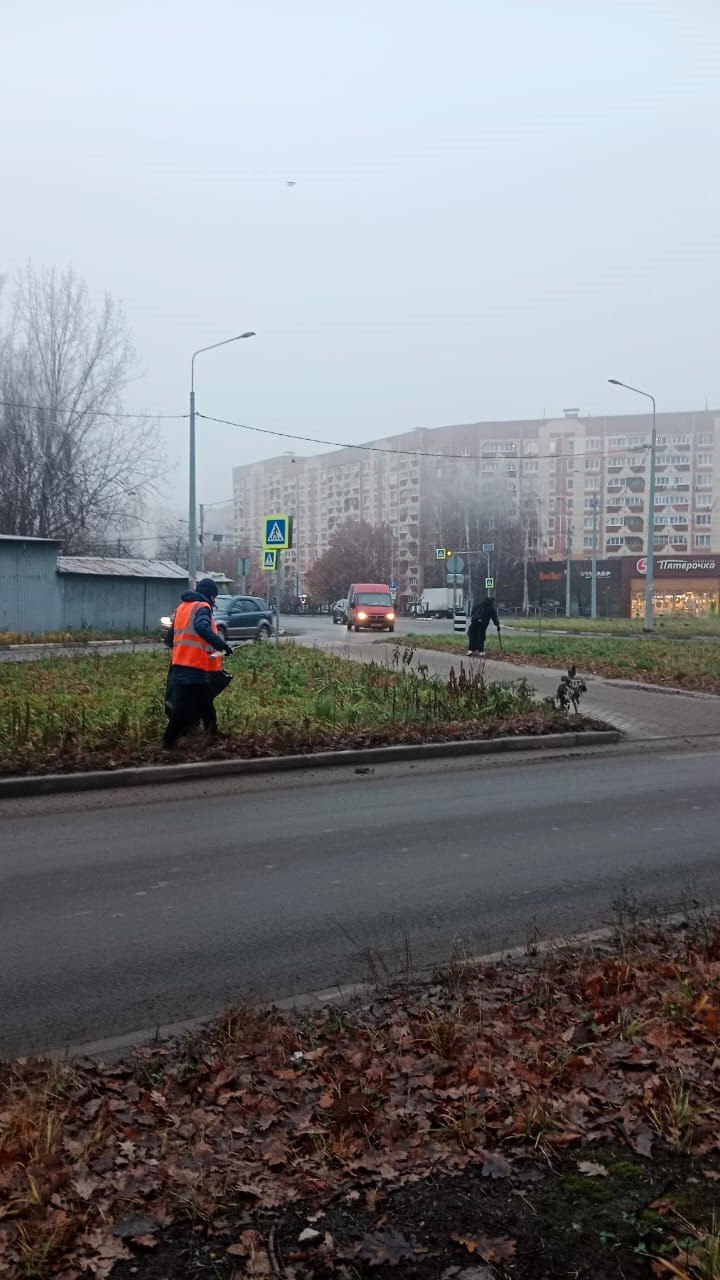 Днем в областном центре работает коммунальная техника и рабочие ДБГ - подметают дороги и тротуары, очищают урны, обслуживают остановки Днем в областном центре работает коммунальная техника и рабочие ДБГ - подметают дороги и тротуары, очищают урны, обслуживают остановки