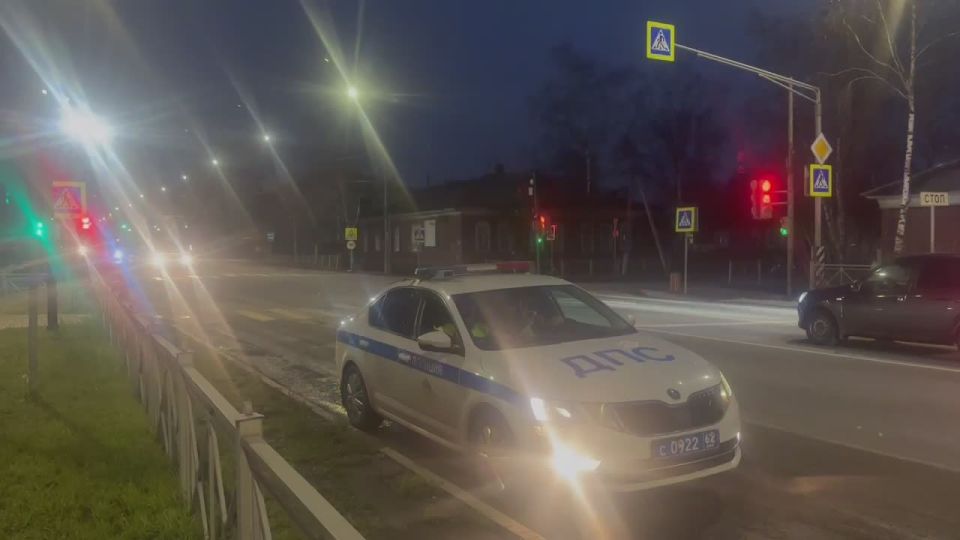 Госавтоинспекторы через громкоговорители призывают жителей Рязанской области соблюдать правила перехода проезжей части