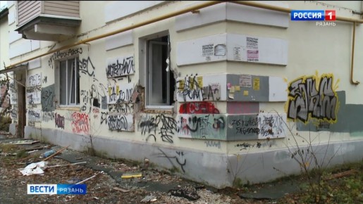 Жители домов по улицам Весенней, Высоковольтной и Мопровского переулка жалуются на соседние расселённые дома