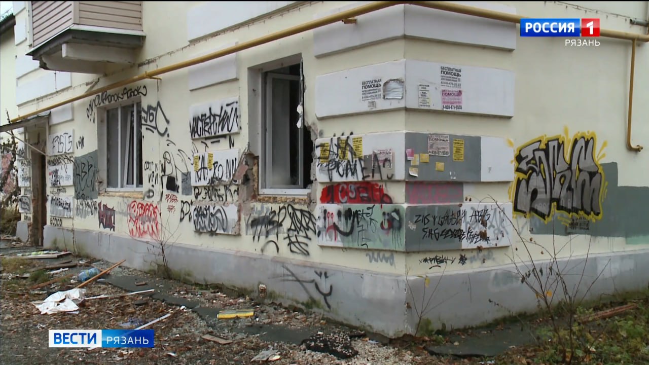 Жители домов по улицам Весенней, Высоковольтной и Мопровского переулка жалуются на соседние расселённые дома