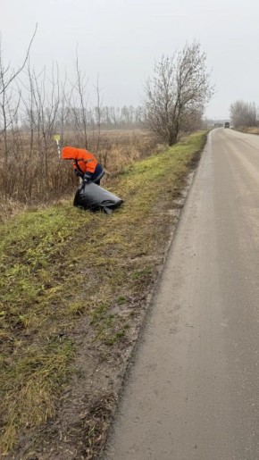 Днем в областном центре работает коммунальная техника и рабочие ДБГ - подметают дороги и тротуары, очищают урны, обслуживают остановки