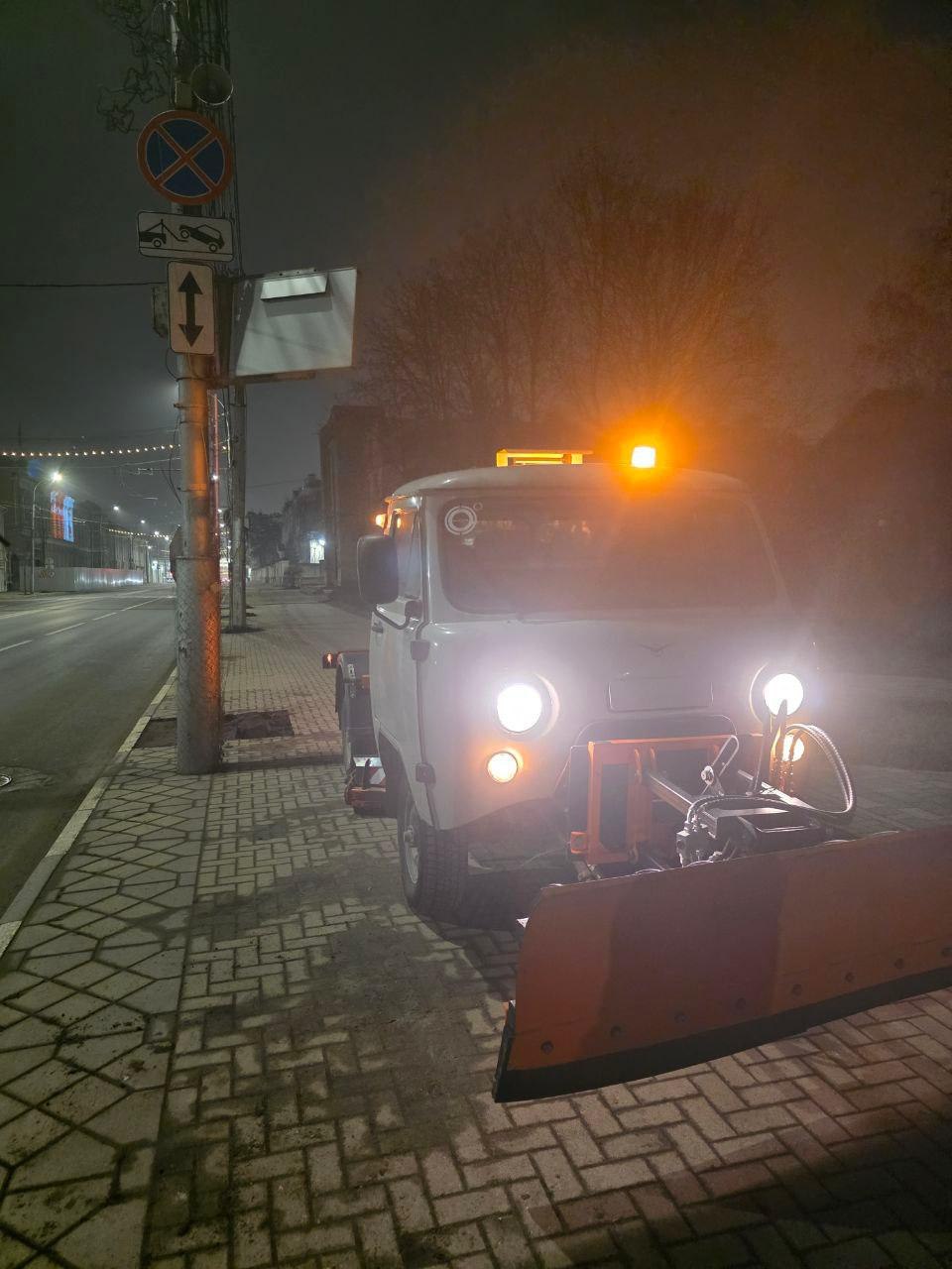 В ночь на 1 декабря коммунальные службы вышли на уборку городских территорий В ночь на 1 декабря коммунальные службы вышли на уборку городских территорий