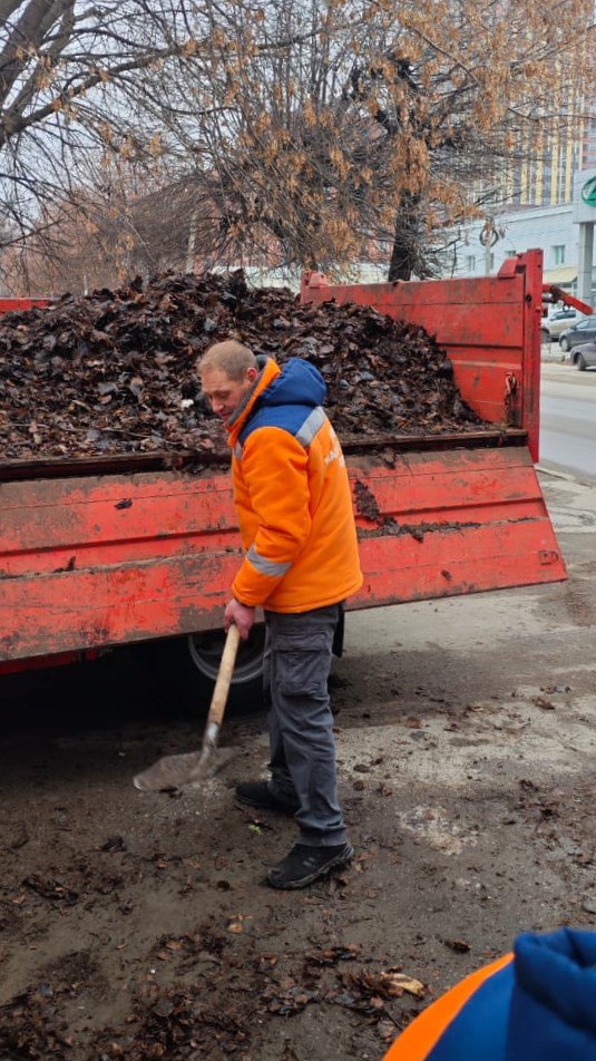 Днем в областном центре работает коммунальная техника и рабочие ДБГ - подметают дороги и тротуары, очищают урны, обслуживают остановки Днем в областном центре работает коммунальная техника и рабочие ДБГ - подметают дороги и тротуары, очищают урны, обслуживают остановки