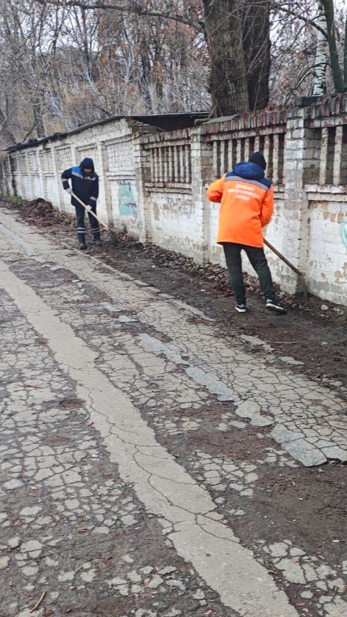 Днем в областном центре работает коммунальная техника и рабочие ДБГ - подметают дороги и тротуары, очищают урны, обслуживают остановки Днем в областном центре работает коммунальная техника и рабочие ДБГ - подметают дороги и тротуары, очищают урны, обслуживают остановки