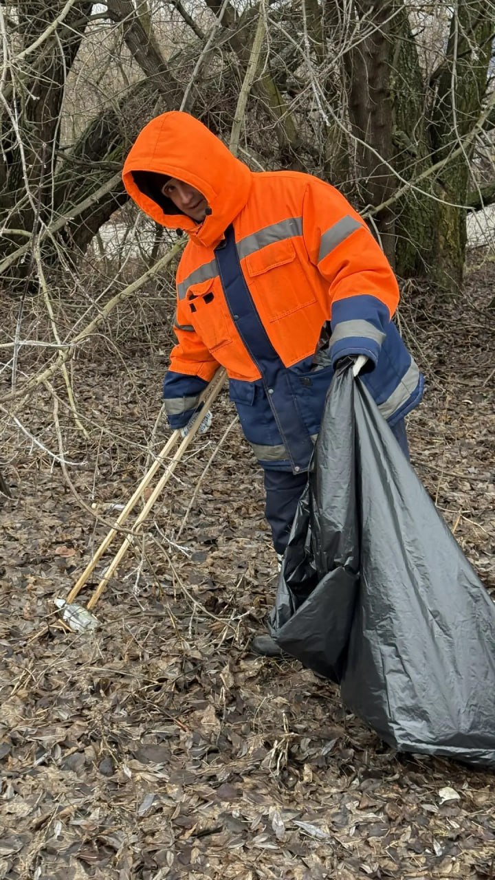 Днем в областном центре работает коммунальная техника и рабочие ДБГ - подметают дороги и тротуары, очищают урны, обслуживают остановки Днем в областном центре работает коммунальная техника и рабочие ДБГ - подметают дороги и тротуары, очищают урны, обслуживают остановки