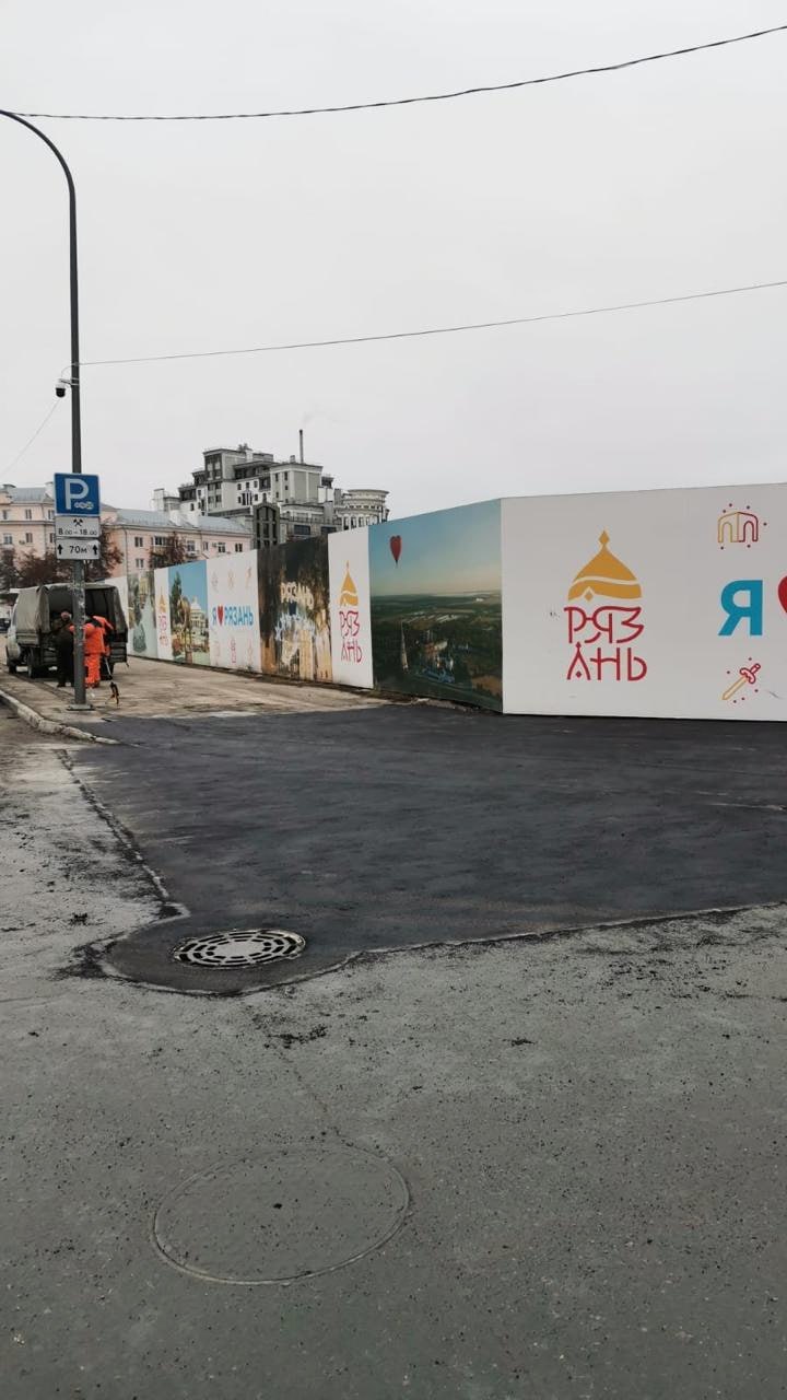 Днем в областном центре работает коммунальная техника и рабочие ДБГ - подметают дороги и тротуары, очищают урны, обслуживают остановки Днем в областном центре работает коммунальная техника и рабочие ДБГ - подметают дороги и тротуары, очищают урны, обслуживают остановки