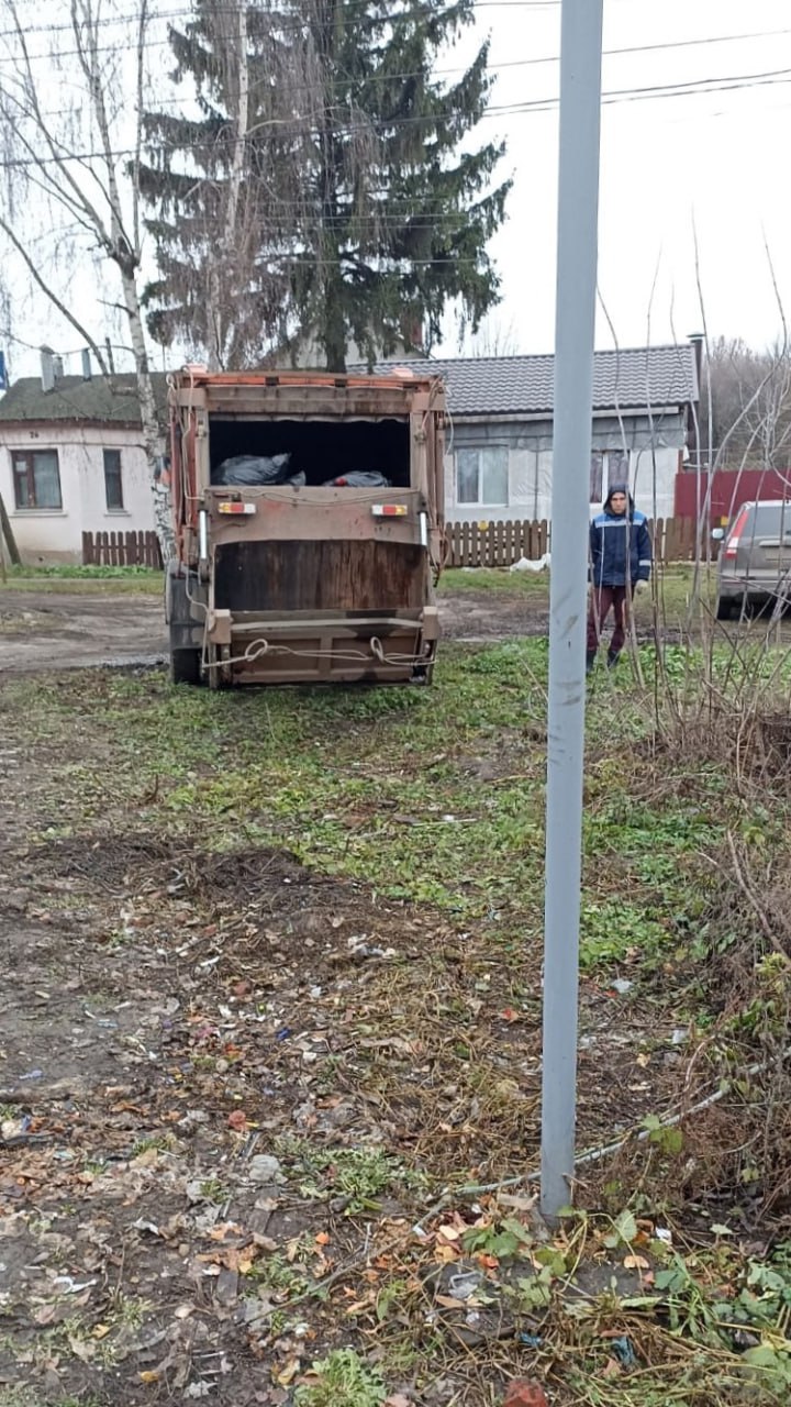 Днем в областном центре работает коммунальная техника и рабочие ДБГ - подметают дороги и тротуары, очищают урны, обслуживают остановки Днем в областном центре работает коммунальная техника и рабочие ДБГ - подметают дороги и тротуары, очищают урны, обслуживают остановки