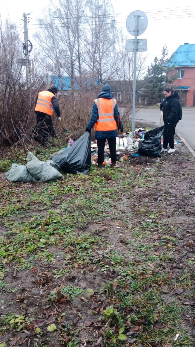 Днем в областном центре работает коммунальная техника и рабочие ДБГ - подметают дороги и тротуары, очищают урны, обслуживают остановки Днем в областном центре работает коммунальная техника и рабочие ДБГ - подметают дороги и тротуары, очищают урны, обслуживают остановки