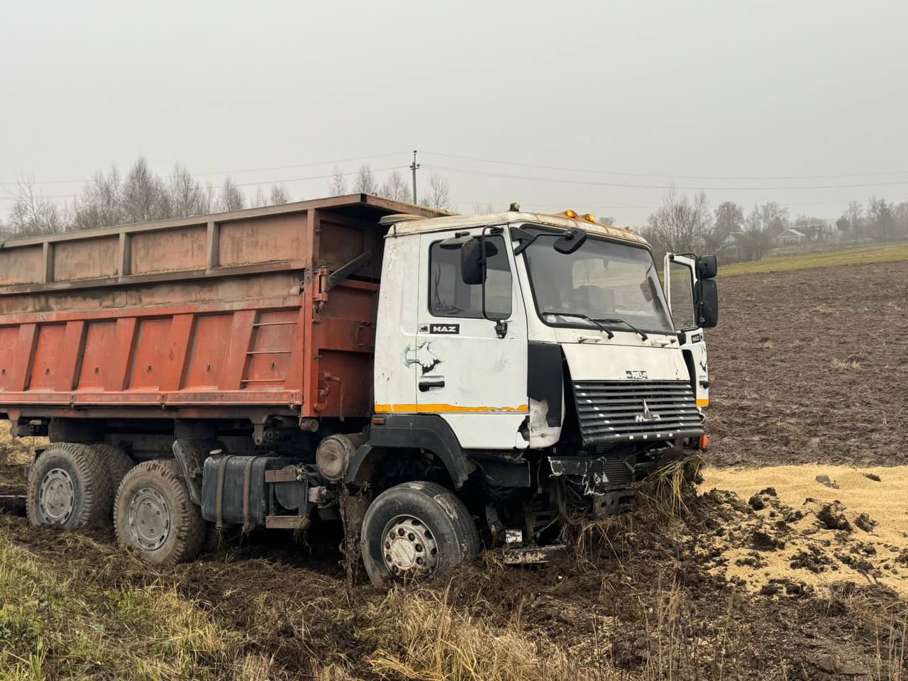 1 декабря, примерно в 10:00 на 15-ом километре автодороги «Рыбное-Константиново» в Рыбновском районе, по предварительной информации, 85-летний местный житель, управляя автомобилем «ВАЗ-2107» совершил столкновение с грузовым... 1 декабря, примерно в 10:00 на 15-ом километре автодороги «Рыбное-Константиново» в Рыбновском районе, по предварительной информации, 85-летний местный житель, управляя автомобилем «ВАЗ-2107» совершил столкновение с грузовым...