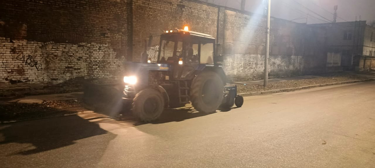 В ночь на 2 декабря спецтехника ДБГ вышла на уборку дорог общего пользования В ночь на 2 декабря спецтехника ДБГ вышла на уборку дорог общего пользования