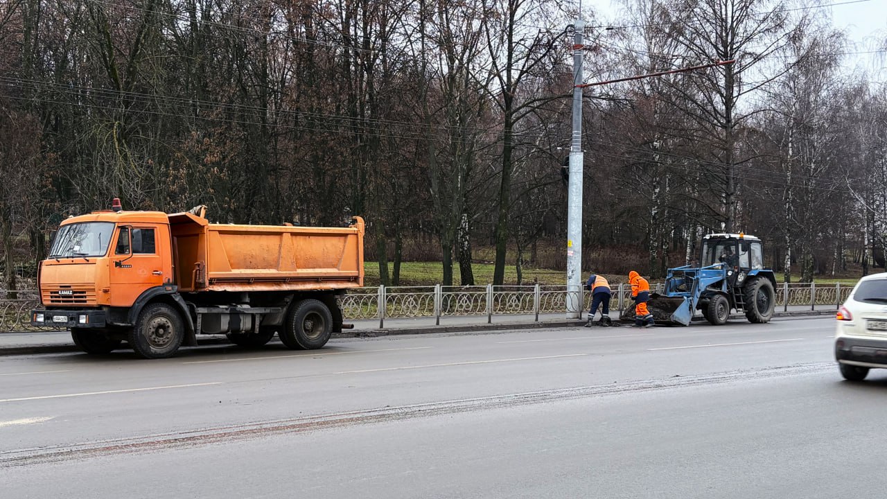 Днем 2 декабря в областном центре продолжается уборка дорог и тротуаров, работает спецтехника ДБГ Днем 2 декабря в областном центре продолжается уборка дорог и тротуаров, работает спецтехника ДБГ
