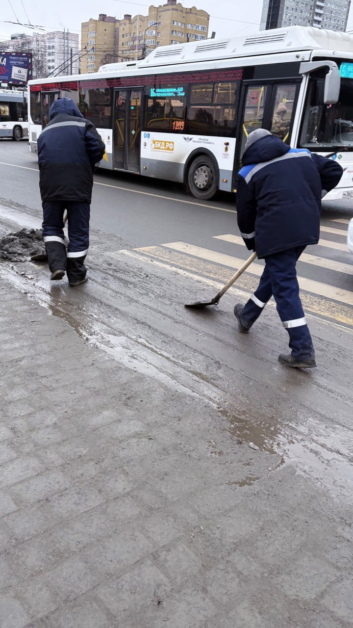 Днем 2 декабря в областном центре продолжается уборка дорог и тротуаров, работает спецтехника ДБГ Днем 2 декабря в областном центре продолжается уборка дорог и тротуаров, работает спецтехника ДБГ
