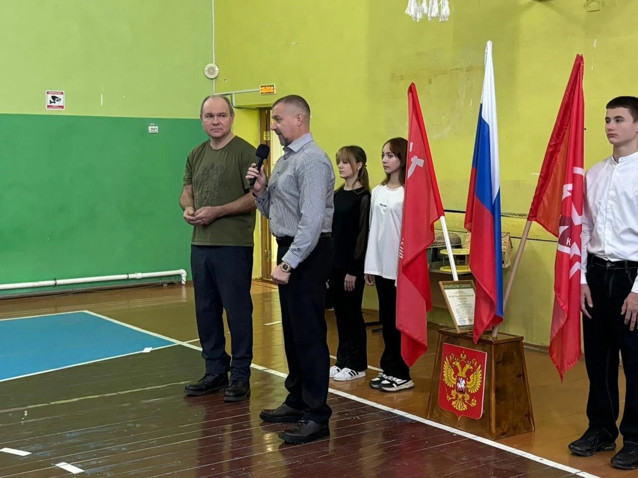 В школе №32 прошла торжественная линейка, на которой наградили активных школьников и представителей территориально-общественного самоуправления