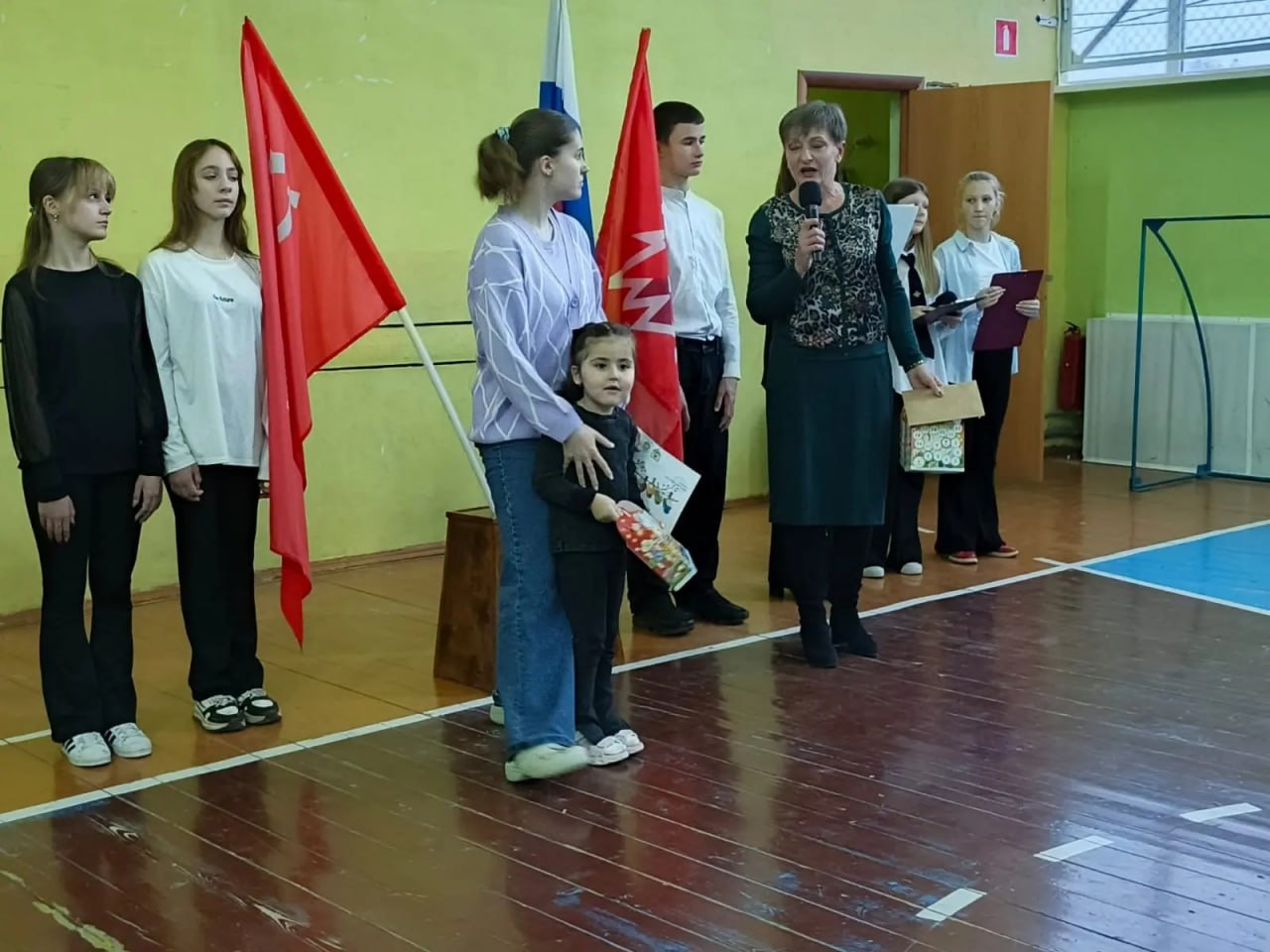 В школе №32 прошла торжественная линейка, на которой наградили активных школьников и представителей территориально-общественного самоуправления В школе №32 прошла торжественная линейка, на которой наградили активных школьников и представителей территориально-общественного самоуправления