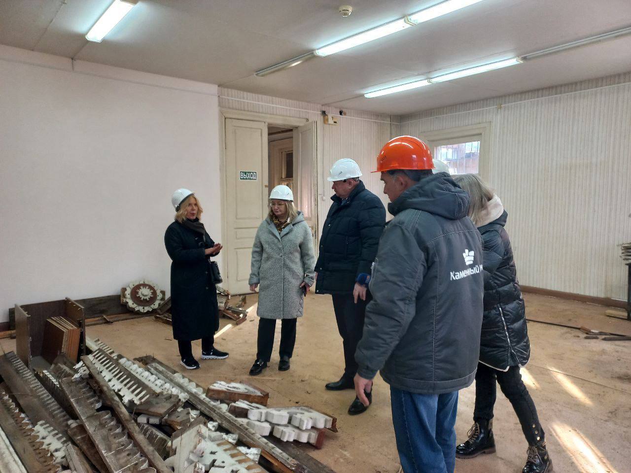 Рабочие, реставрирующие «резной домик» в Нижнем городском парке, сделали неожиданную находку: под вскрытыми полами обнаружился бюст Ленина Рабочие, реставрирующие «резной домик» в Нижнем городском парке, сделали неожиданную находку: под вскрытыми полами обнаружился бюст Ленина