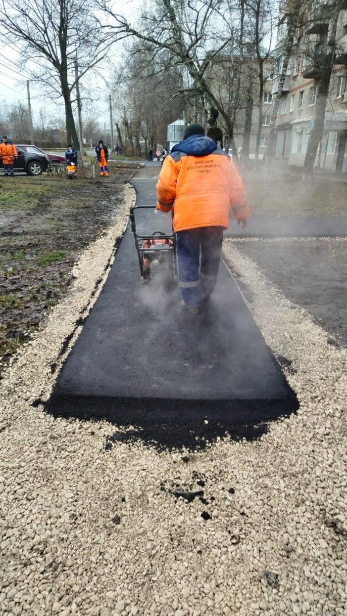 Днем 2 декабря в областном центре продолжается уборка дорог и тротуаров, работает спецтехника ДБГ Днем 2 декабря в областном центре продолжается уборка дорог и тротуаров, работает спецтехника ДБГ