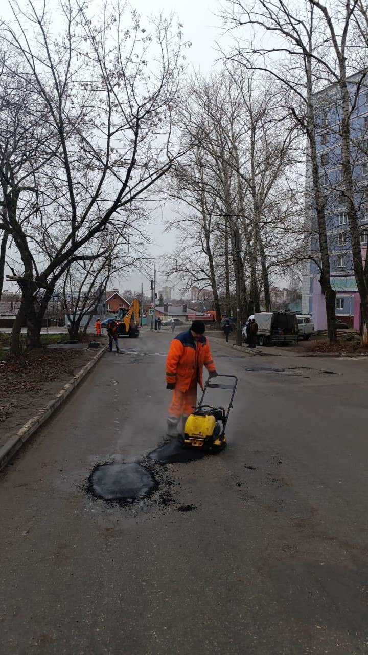 Днем 2 декабря в областном центре продолжается уборка дорог и тротуаров, работает спецтехника ДБГ Днем 2 декабря в областном центре продолжается уборка дорог и тротуаров, работает спецтехника ДБГ