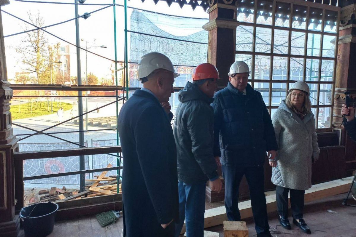 Рабочие, реставрирующие «резной домик» в Нижнем городском парке, сделали неожиданную находку: под вскрытыми полами обнаружился бюст Ленина Рабочие, реставрирующие «резной домик» в Нижнем городском парке, сделали неожиданную находку: под вскрытыми полами обнаружился бюст Ленина