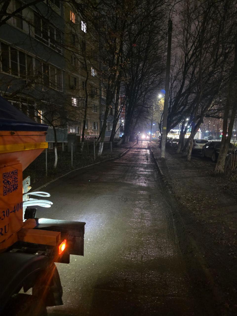 В ночь на 2 декабря спецтехника ДБГ вышла на уборку дорог общего пользования В ночь на 2 декабря спецтехника ДБГ вышла на уборку дорог общего пользования