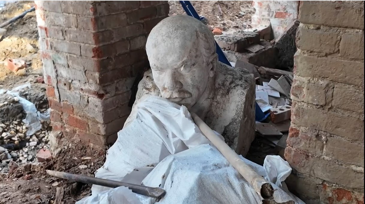 Рабочие, реставрирующие «резной домик» в Нижнем городском парке, сделали неожиданную находку: под вскрытыми полами обнаружился бюст Ленина Рабочие, реставрирующие «резной домик» в Нижнем городском парке, сделали неожиданную находку: под вскрытыми полами обнаружился бюст Ленина