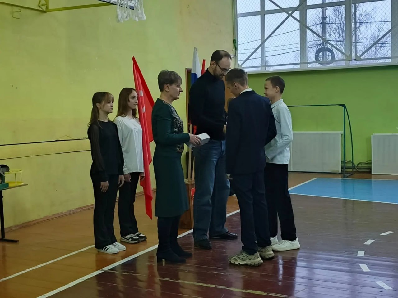 В школе №32 прошла торжественная линейка, на которой наградили активных школьников и представителей территориально-общественного самоуправления В школе №32 прошла торжественная линейка, на которой наградили активных школьников и представителей территориально-общественного самоуправления