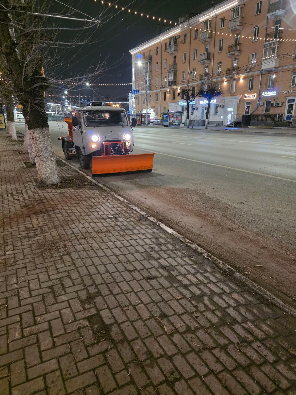 В ночь на 2 декабря спецтехника ДБГ вышла на уборку дорог общего пользования