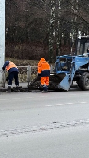 Днем 2 декабря в областном центре продолжается уборка дорог и тротуаров, работает спецтехника ДБГ