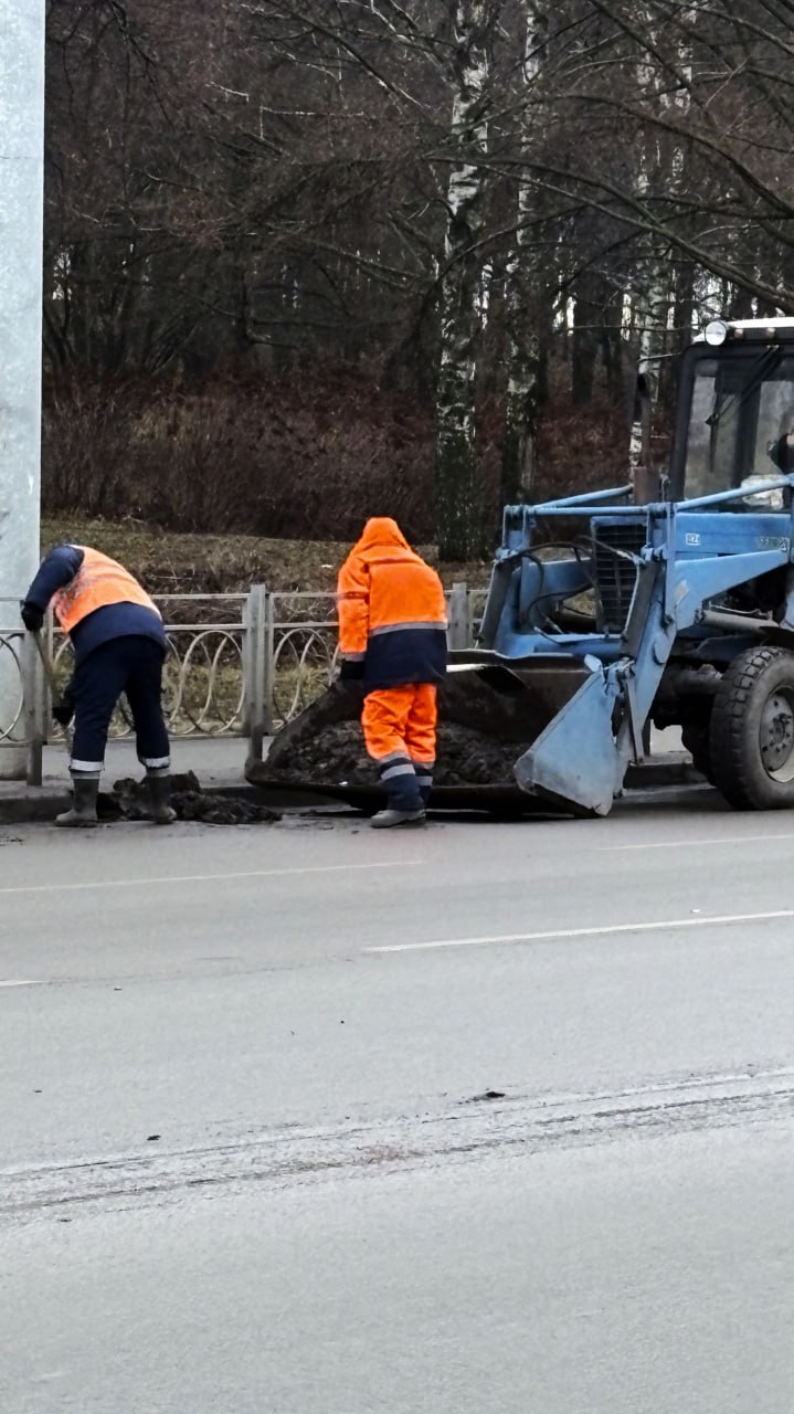 Днем 2 декабря в областном центре продолжается уборка дорог и тротуаров, работает спецтехника ДБГ