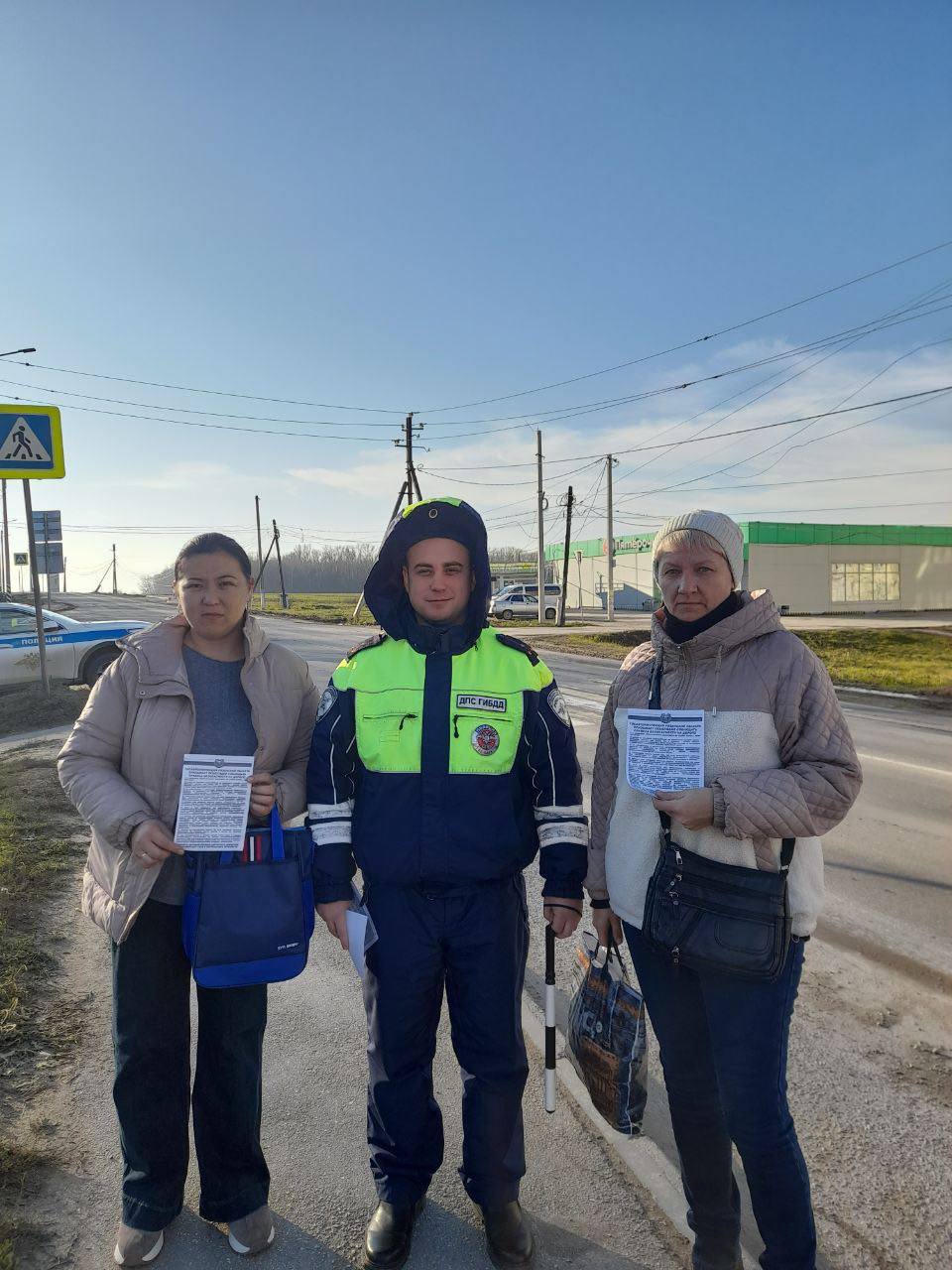 Сотрудники Госавтоинспекции Михайловского района провели профилактическую акцию «Пешеход» с раздачей информационных памяток