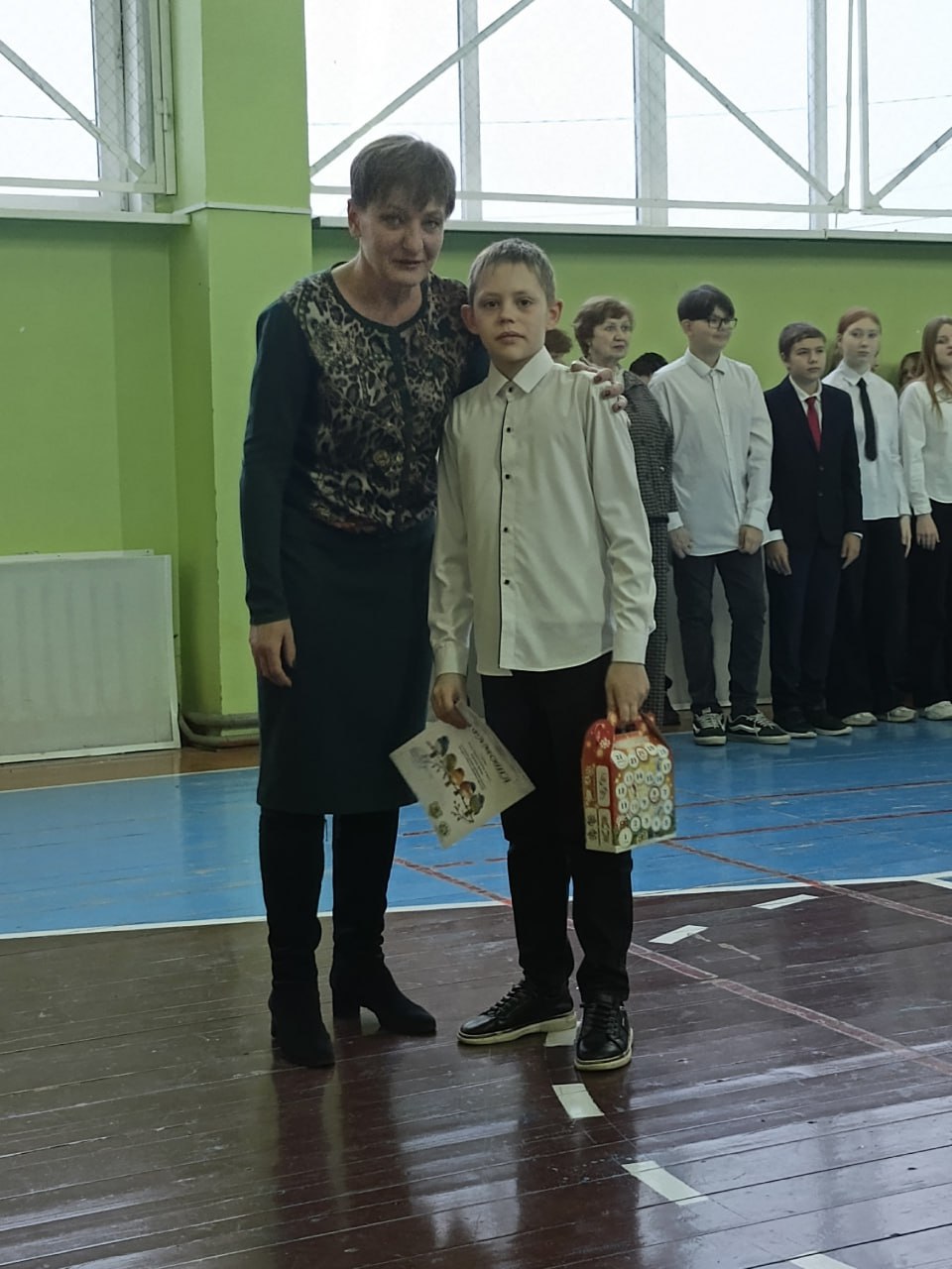 В школе №32 прошла торжественная линейка, на которой наградили активных школьников и представителей территориально-общественного самоуправления В школе №32 прошла торжественная линейка, на которой наградили активных школьников и представителей территориально-общественного самоуправления