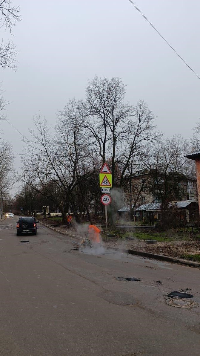 Днем 2 декабря в областном центре продолжается уборка дорог и тротуаров, работает спецтехника ДБГ Днем 2 декабря в областном центре продолжается уборка дорог и тротуаров, работает спецтехника ДБГ