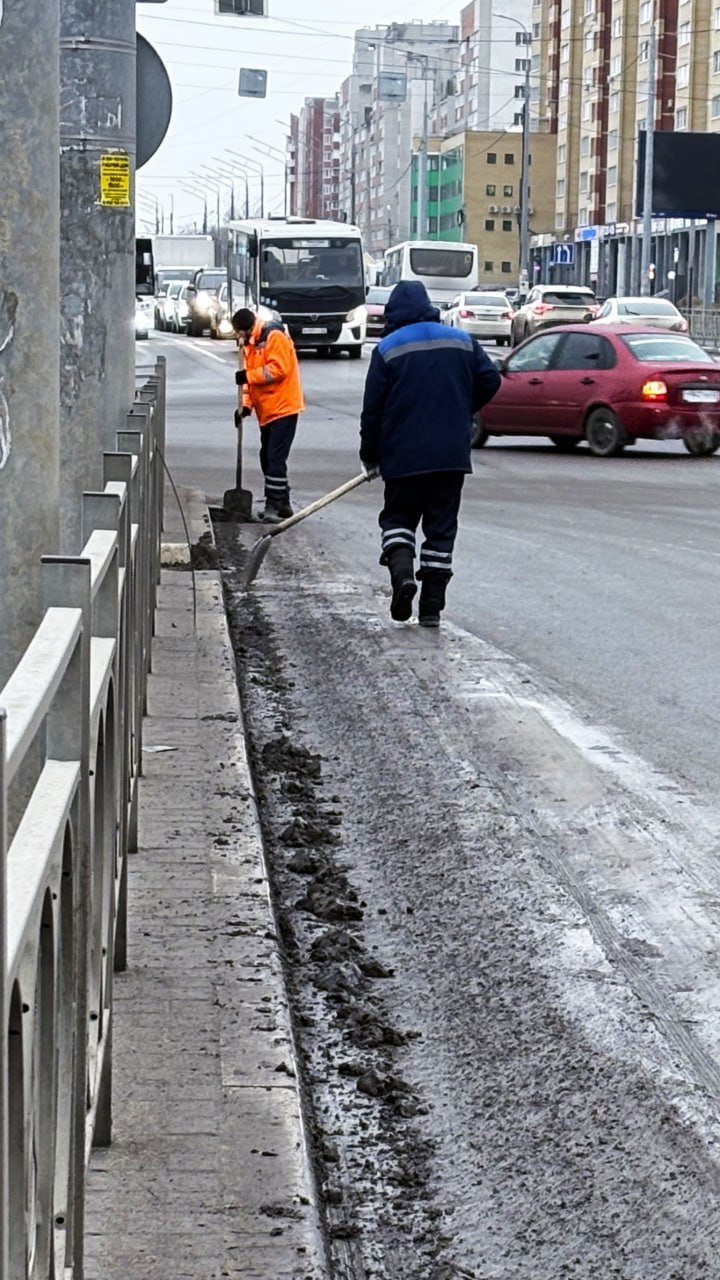 Днем 2 декабря в областном центре продолжается уборка дорог и тротуаров, работает спецтехника ДБГ Днем 2 декабря в областном центре продолжается уборка дорог и тротуаров, работает спецтехника ДБГ