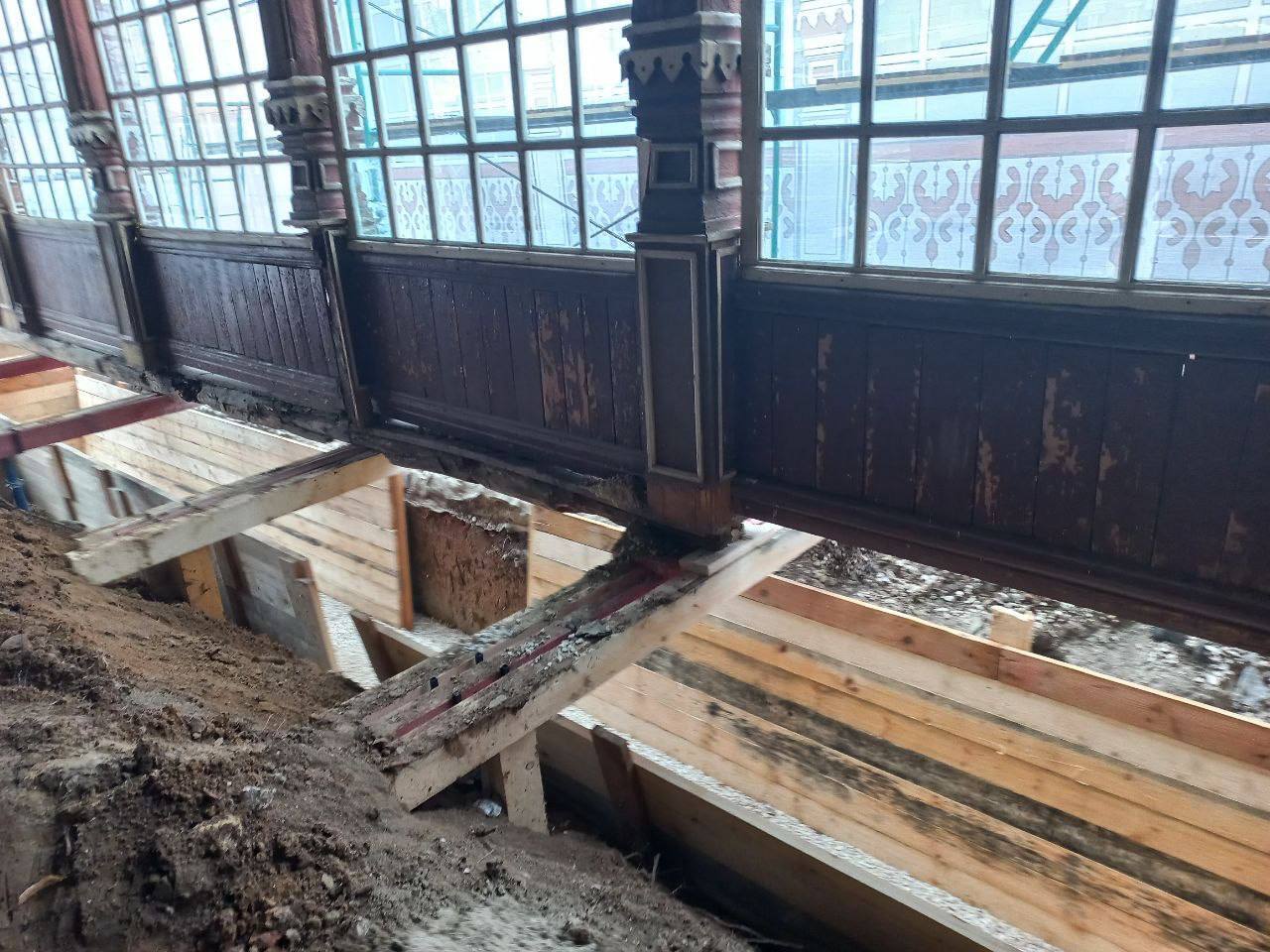 Рабочие, реставрирующие «резной домик» в Нижнем городском парке, сделали неожиданную находку: под вскрытыми полами обнаружился бюст Ленина Рабочие, реставрирующие «резной домик» в Нижнем городском парке, сделали неожиданную находку: под вскрытыми полами обнаружился бюст Ленина