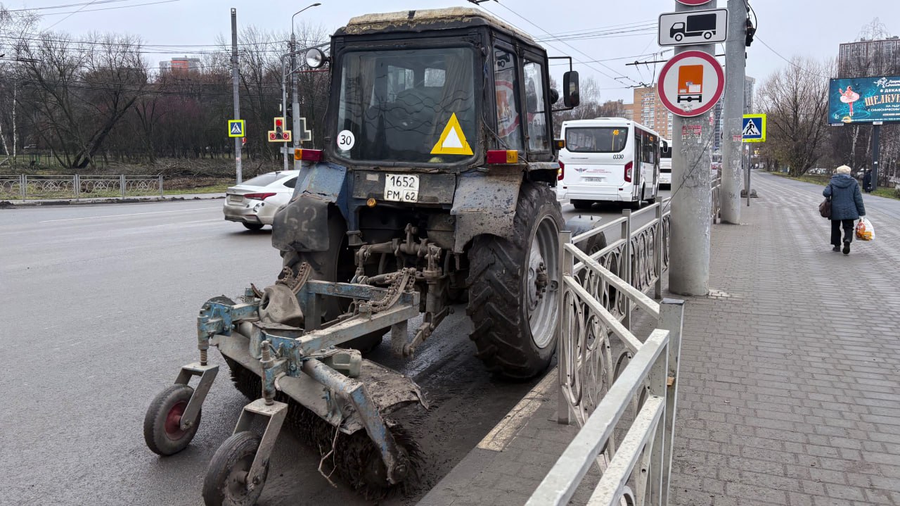 Днем 2 декабря в областном центре продолжается уборка дорог и тротуаров, работает спецтехника ДБГ Днем 2 декабря в областном центре продолжается уборка дорог и тротуаров, работает спецтехника ДБГ
