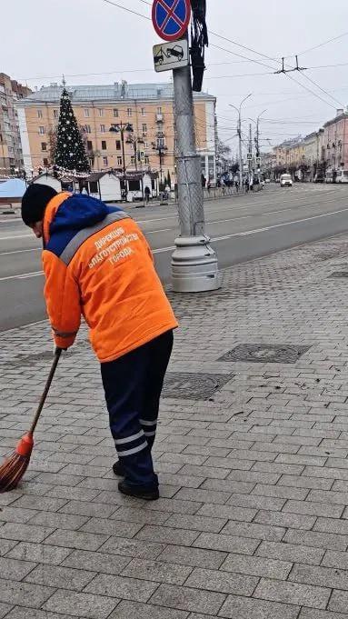 Днем 2 декабря в областном центре продолжается уборка дорог и тротуаров, работает спецтехника ДБГ Днем 2 декабря в областном центре продолжается уборка дорог и тротуаров, работает спецтехника ДБГ