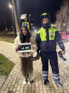 ЗАСВЕТИСЬ. Сотрудники Госавтоинспекции Кораблинского района провели профилактическую акцию «Засветись» с раздачей информационных памяток