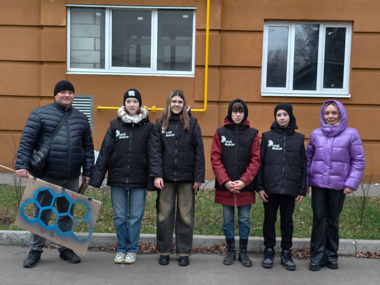 Волонтеры Центра профилактики асоциальных явлений среди молодежи «Мой выбор» совместно с префектурой Московского района провели акцию «Чистые стены»