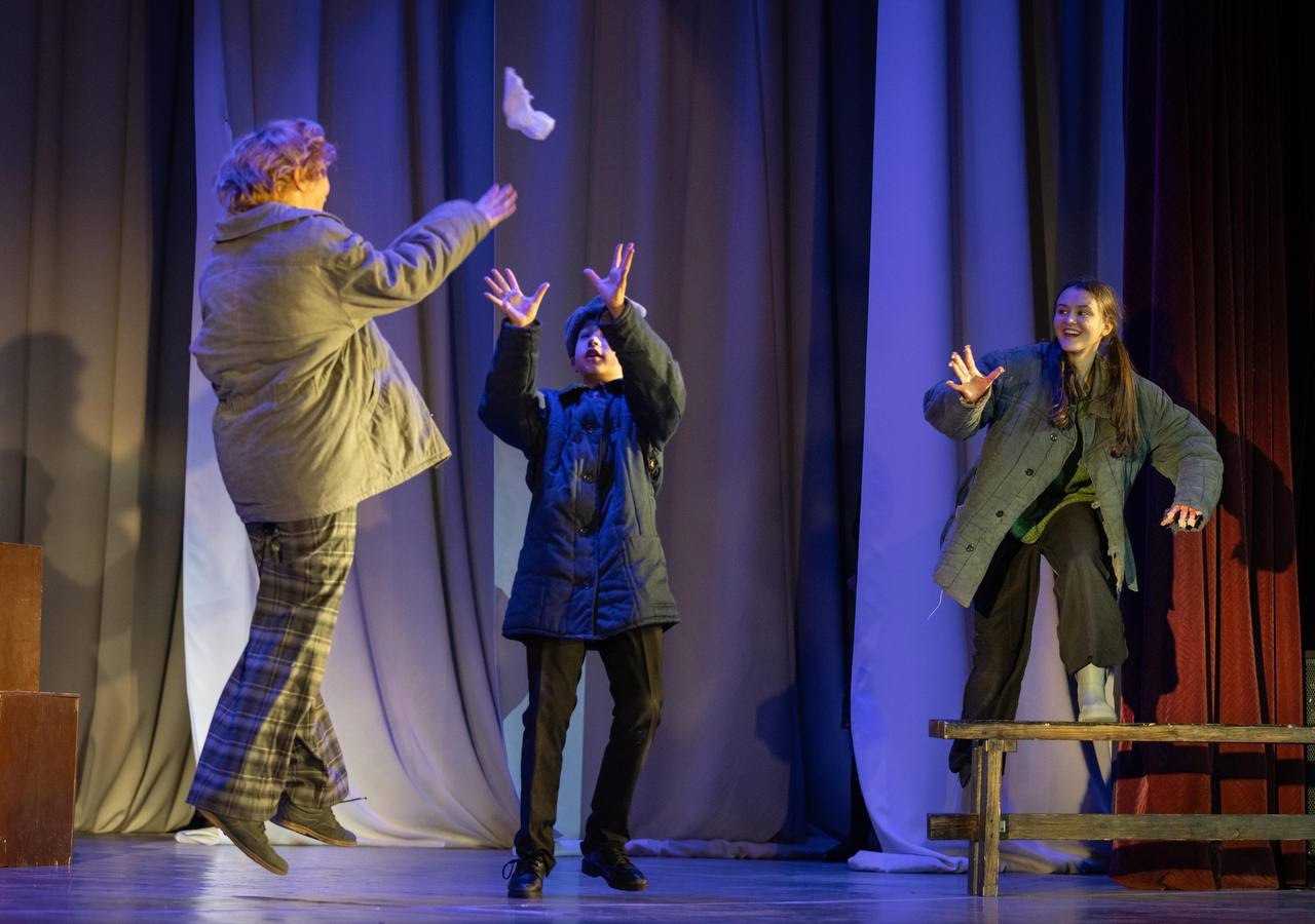 Образцовый театр-студия «Экспромт» на сцене Дворца детского творчества представил зрителям пронзительную постановку по повести Анатолия Приставкина «Солдат и мальчик», вошедшую в антологию лучших произведений о Великой... Образцовый театр-студия «Экспромт» на сцене Дворца детского творчества представил зрителям пронзительную постановку по повести Анатолия Приставкина «Солдат и мальчик», вошедшую в антологию лучших произведений о Великой...