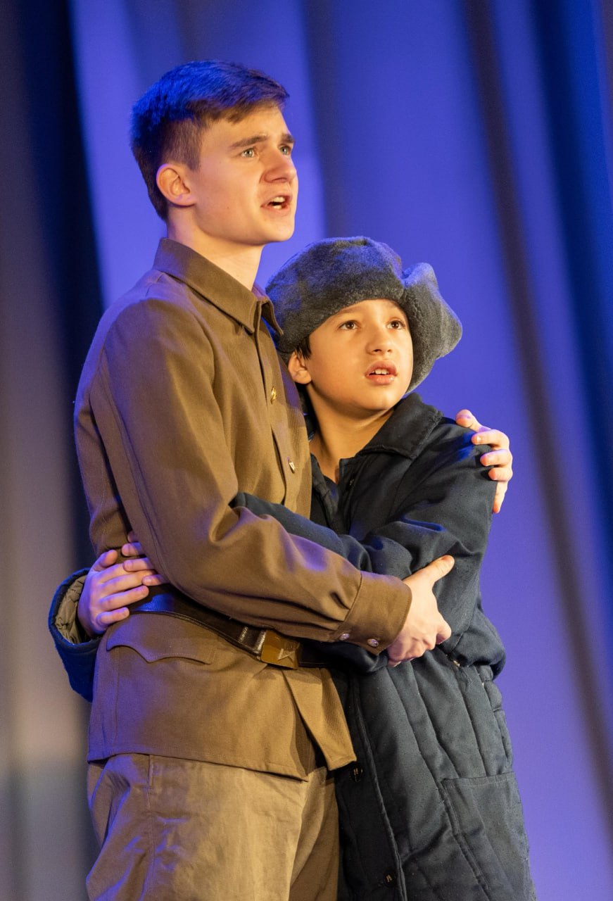 Образцовый театр-студия «Экспромт» на сцене Дворца детского творчества представил зрителям пронзительную постановку по повести Анатолия Приставкина «Солдат и мальчик», вошедшую в антологию лучших произведений о Великой... Образцовый театр-студия «Экспромт» на сцене Дворца детского творчества представил зрителям пронзительную постановку по повести Анатолия Приставкина «Солдат и мальчик», вошедшую в антологию лучших произведений о Великой...