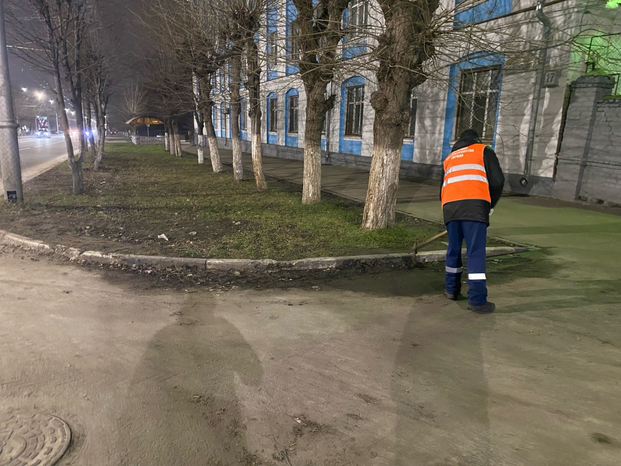 В ночь на 4 декабря подбор и вывоз грунтовых наносов осуществляли на улице Циолковского, дороги общего пользования подметали во всех районах города В ночь на 4 декабря подбор и вывоз грунтовых наносов осуществляли на улице Циолковского, дороги общего пользования подметали во всех районах города