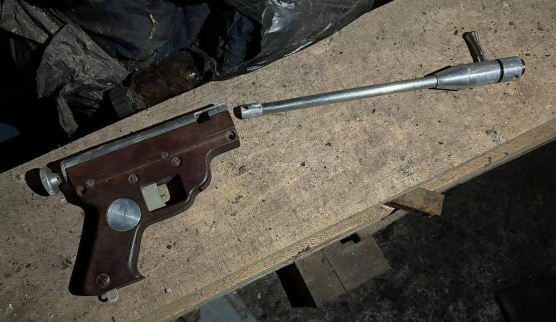 Оперативники уголовного розыска изъяли в селе Малинки Михайловского района самодельный пистолет и боеприпасы к нему Оперативники уголовного розыска изъяли в селе Малинки Михайловского района самодельный пистолет и боеприпасы к нему
