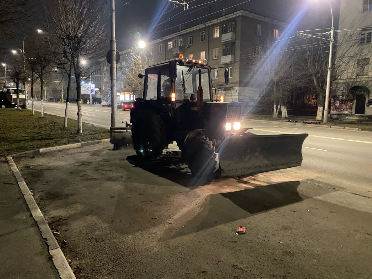 В ночь на 4 декабря подбор и вывоз грунтовых наносов осуществляли на улице Циолковского, дороги общего пользования подметали во всех районах города В ночь на 4 декабря подбор и вывоз грунтовых наносов осуществляли на улице Циолковского, дороги общего пользования подметали во всех районах города