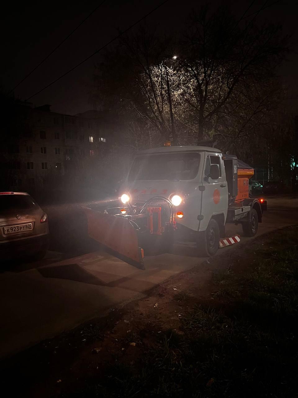 В ночь на 4 декабря подбор и вывоз грунтовых наносов осуществляли на улице Циолковского, дороги общего пользования подметали во всех районах города В ночь на 4 декабря подбор и вывоз грунтовых наносов осуществляли на улице Циолковского, дороги общего пользования подметали во всех районах города