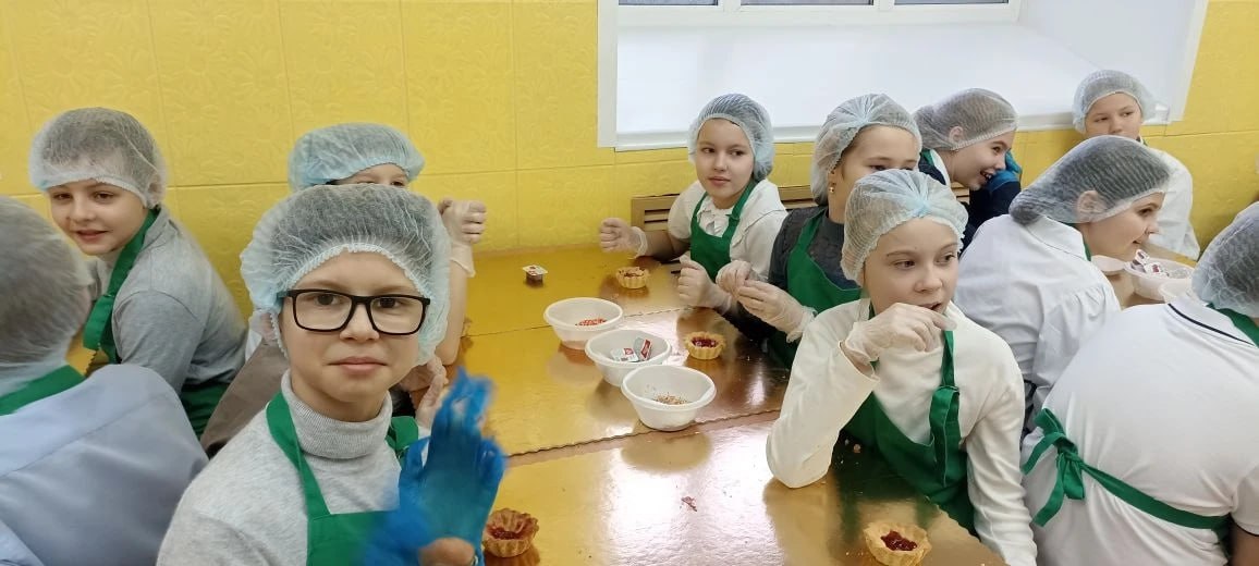 4 декабря ученики 4В класса школы №1 им. В.П. Екимецкой приняли участие в кулинарном мастер-классе, который организовали сотрудники АО «Детское питание» 4 декабря ученики 4В класса школы №1 им. В.П. Екимецкой приняли участие в кулинарном мастер-классе, который организовали сотрудники АО «Детское питание»